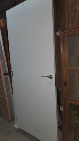 Puerta madera con marco...