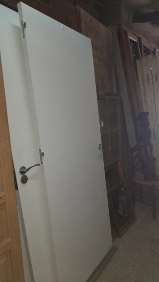 Puerta madera con marco...