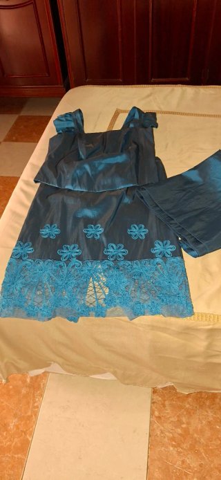 Vestido de fiesta azul con pantalón