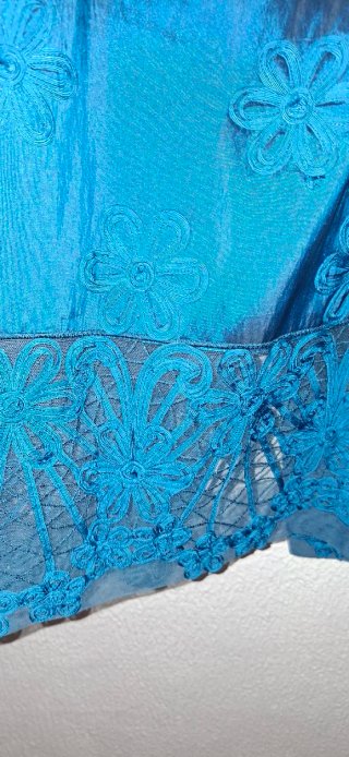 Vestido de fiesta azul con pantalón