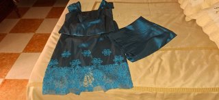 Vestido de fiesta azul con pantalón