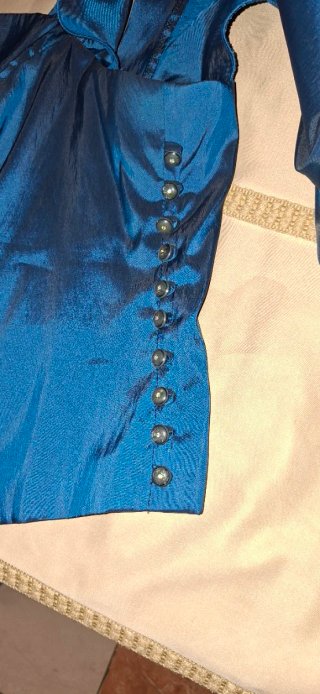 Vestido de fiesta azul con pantalón