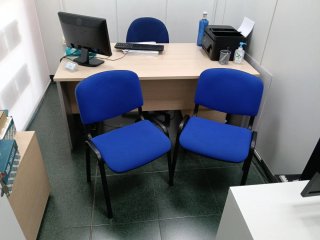 Mesa de despacho y 2 sillas de tela para recoger.