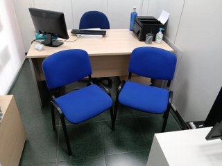 Mesa de despacho y 2 sillas de tela para recoger.