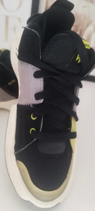Zapatillas Nike Air Jordan Negras y Doradas