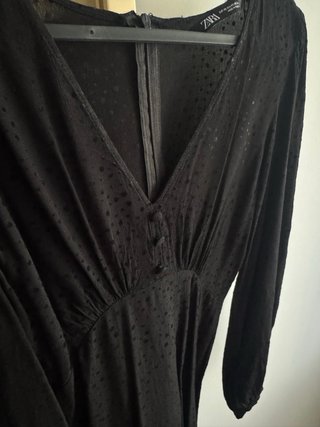 Vestido negro vaporoso Zara