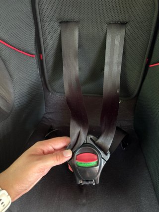 Silla de coche BB negra con detalles rojos