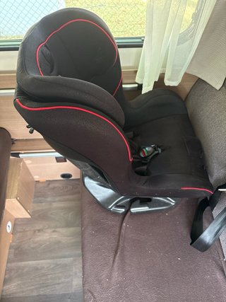Silla de coche BB negra con detalles rojos
