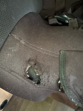 Silla de coche BB negra con detalles rojos