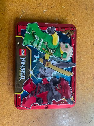Caja Metálica Lego Ninjago Lloyd vs Guerrero Dragó