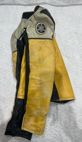 CHAQUETA ORIGINAL YAMAHA DE CUERO NEGRO-AMARILLO
