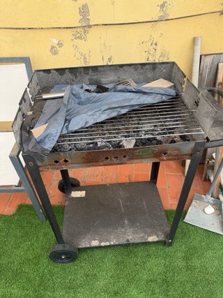 Lote mobiliario de jardín + barbacoa + 2 mesas