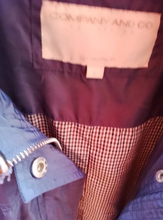 Una chupa negra y 3 chaquetas marino.