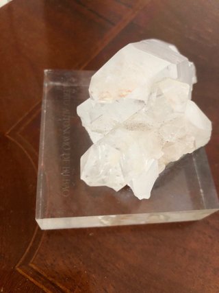 Cristal de cuarzo sobre metacrilato