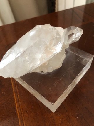 Cristal de cuarzo sobre metacrilato