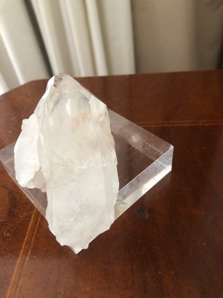 Cristal de cuarzo sobre metacrilato