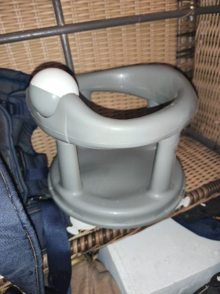 Asiento Baño Bebé Gris, con ventosa tanto para bañ