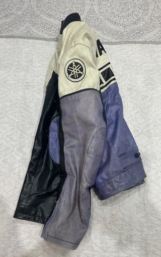 CHAQUETA ORIGINAL YAMAHA DE CUERO NEGRO-MORADO