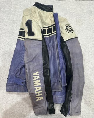 CHAQUETA ORIGINAL YAMAHA DE CUERO NEGRO-MORADO