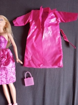 Muñeca Barbie con vestido rosa, bolso y chubasquer