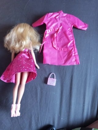 Muñeca Barbie con vestido rosa, bolso y chubasquer