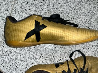 Botas de fútbol sala Adidas niño.