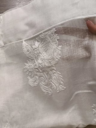 Visillo blanco con bordado floral