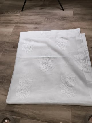 Visillo blanco con bordado floral