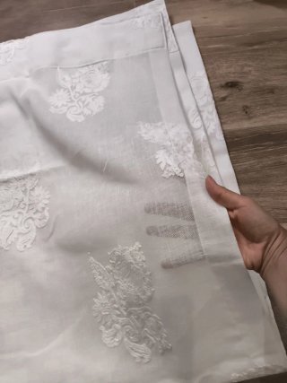 Visillo blanco con bordado floral