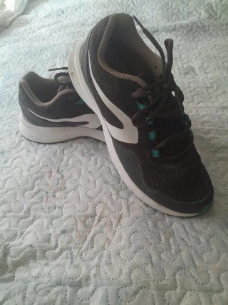 Zapatillas deportivas grises y verdes