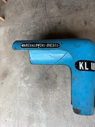 Capó de tractor azul antiguo