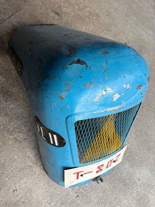 Capó de tractor azul antiguo