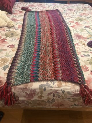 Poncho tejido multicolor con borlas en cada pico