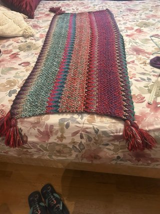 Poncho tejido multicolor con borlas en cada pico