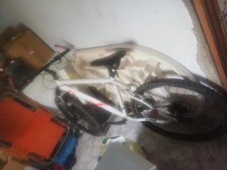 Bicicleta de montaña blanca