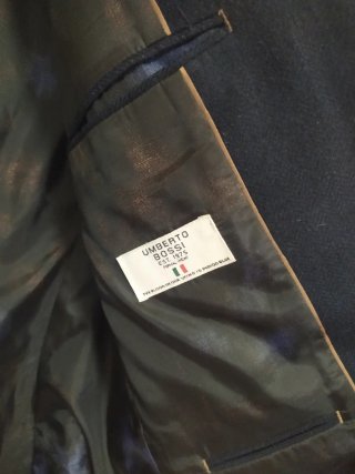 Chaqueta de traje azul marino para hombre.