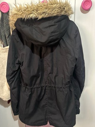 Chaquetón negro con capucha y pelo