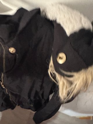 Chaquetón negro con capucha y pelo