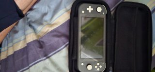 Nintendo Switch Lite Gris con funda roja