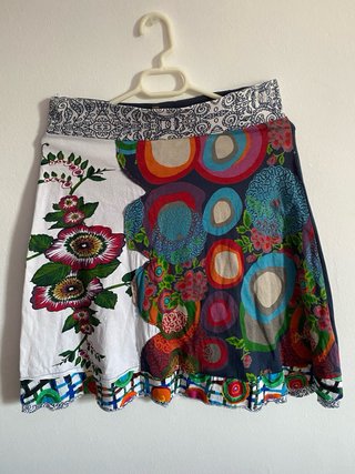 Falda midi estampada floral multicolor