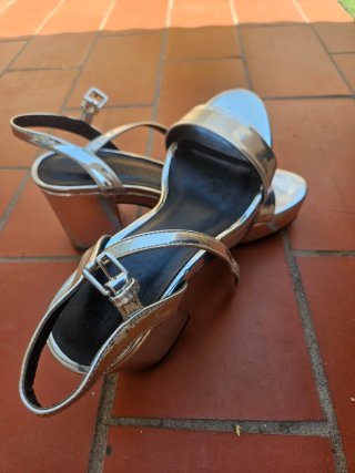 Sandalias de plataforma y tacón plateadas