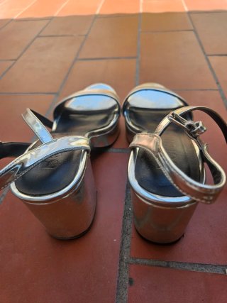 Sandalias de plataforma y tacón plateadas