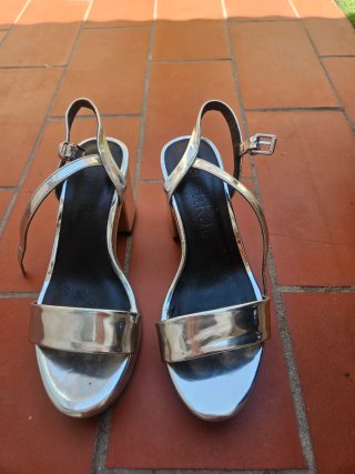 Sandalias de plataforma y tacón plateadas