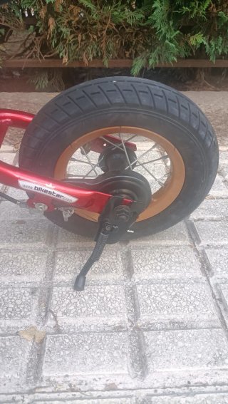 Bicicleta sin pedales Bikestar y casco.