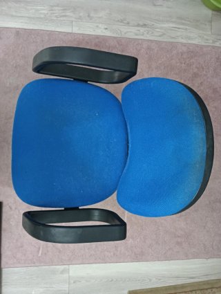 Silla de oficina azul y negra