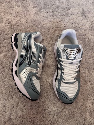 Zapatillas ASICS Kayano-14 grises y blancas