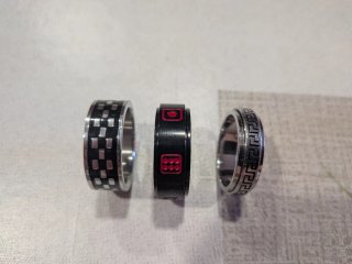 Set di gioielli vari con ciondoli e anelli