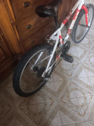 Bicicleta Decathlon blanca y roja