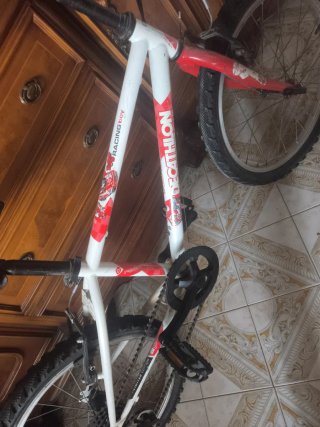Bicicleta Decathlon blanca y roja
