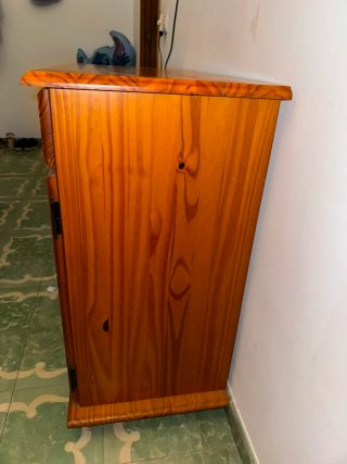 Mueble de madera con cajones y puertas